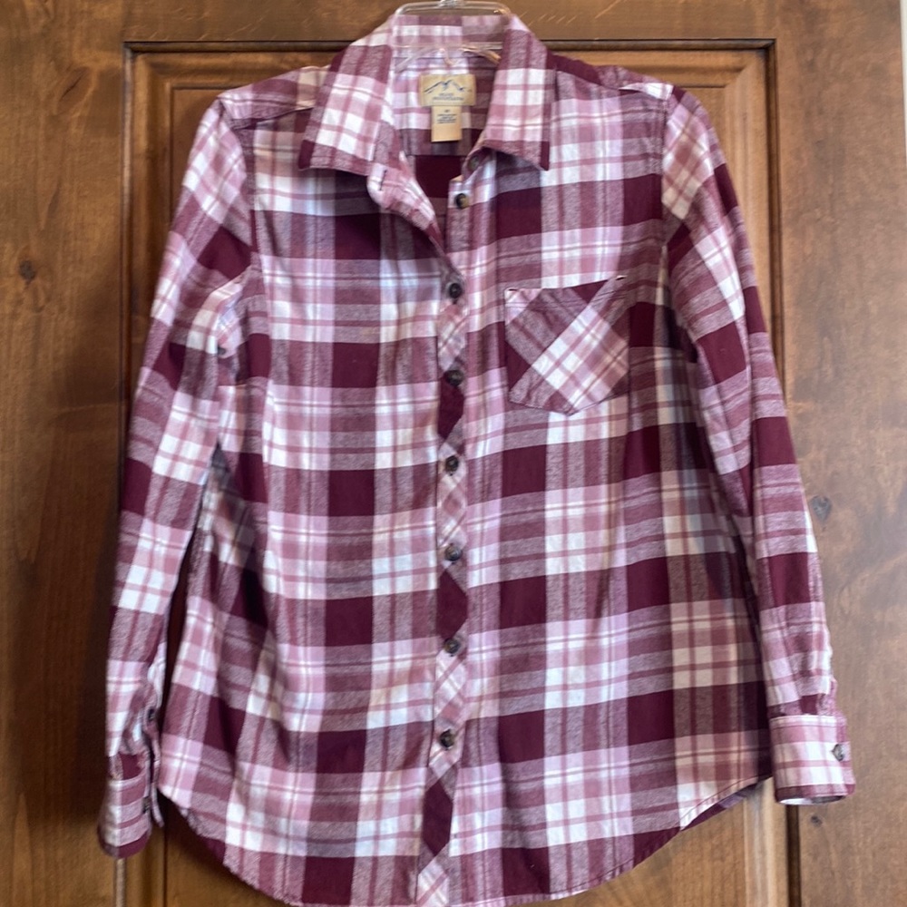 Blue Mountain ladies long sleeve tapered button down